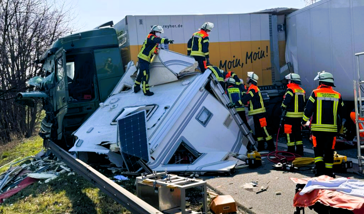 Autobahn gesperrt! Wohnwagen bei Unfall komplett zerstört - Fahrbahn verwandelt sich in Trümmerfeld