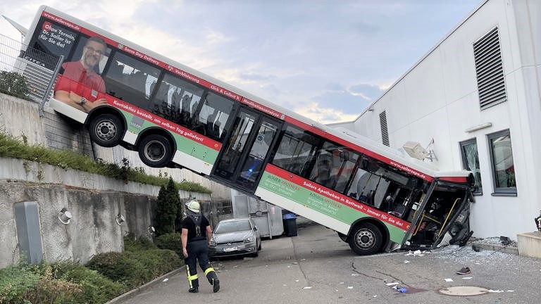 Junge Mann klaut Linienbus und hinterlässt eine Schneise der Verwüstung