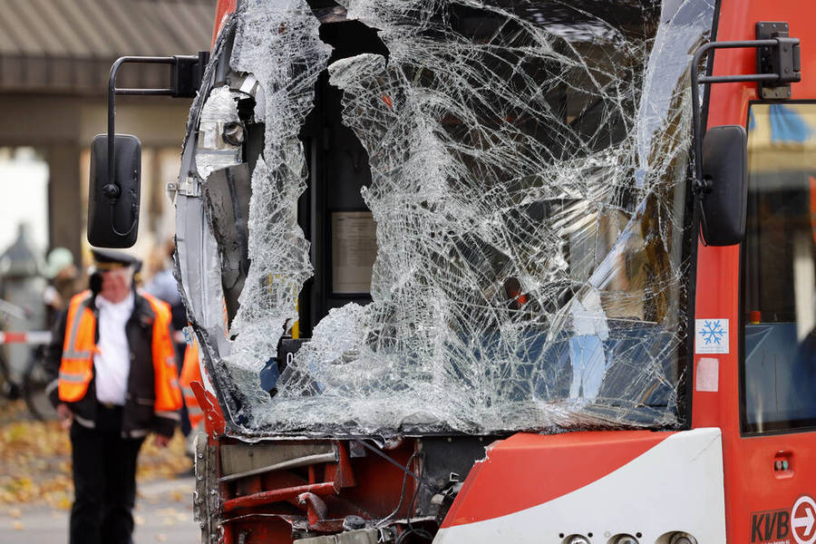 Schwerer Unfall - Linienbus überfährt 10-jähriges Mädchen auf Tretroller!