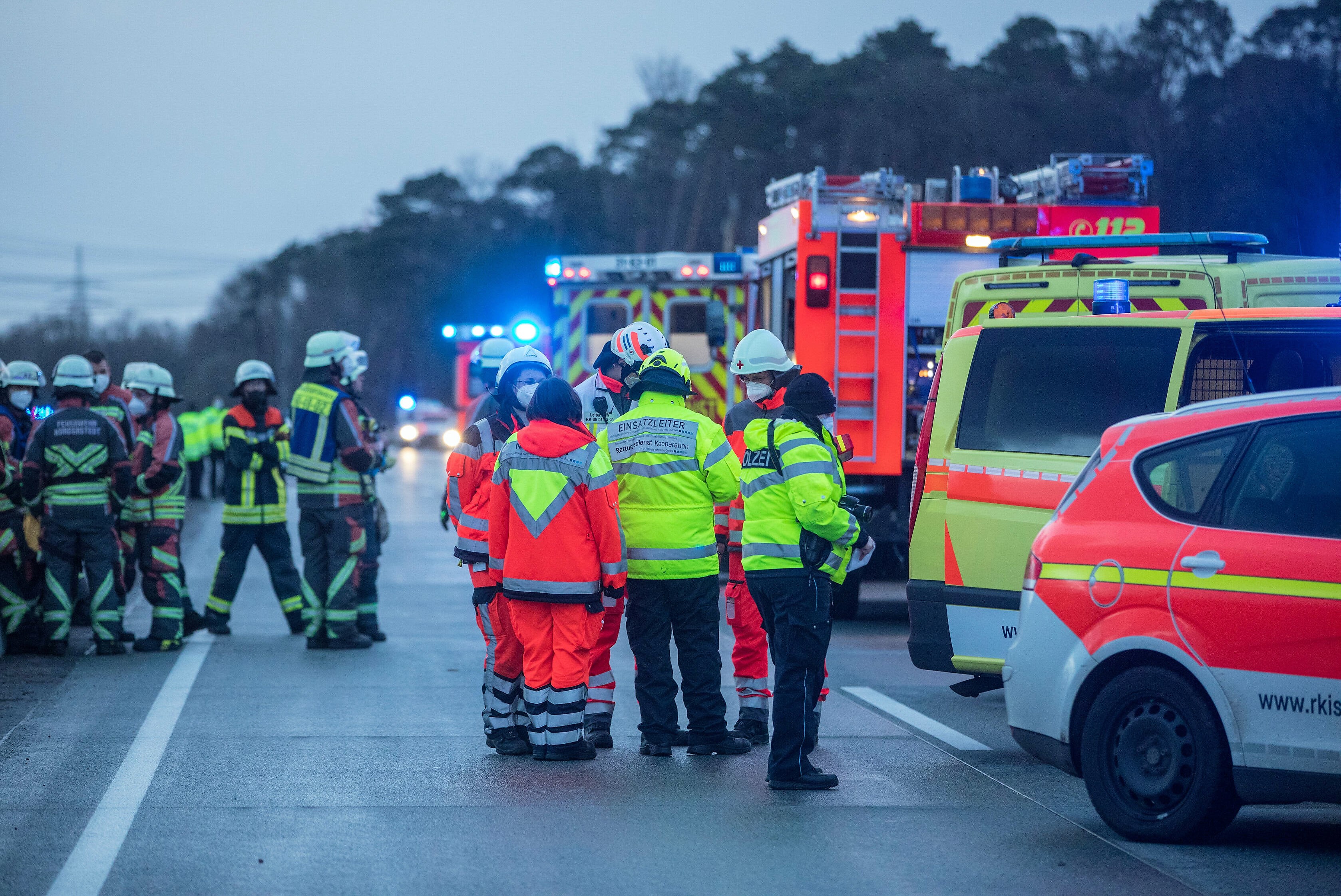 Vollsperrung! Baumstämme blockieren die Autobahn, LKW verunglückt