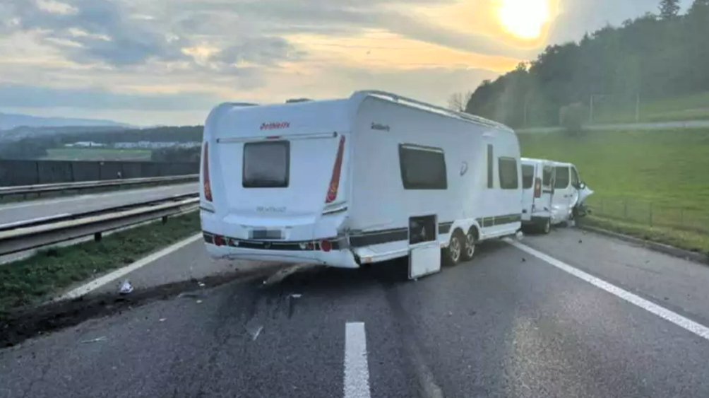 Linienbus rast Wohnwagen - Totalschaden kurz vor Reiseantritt!