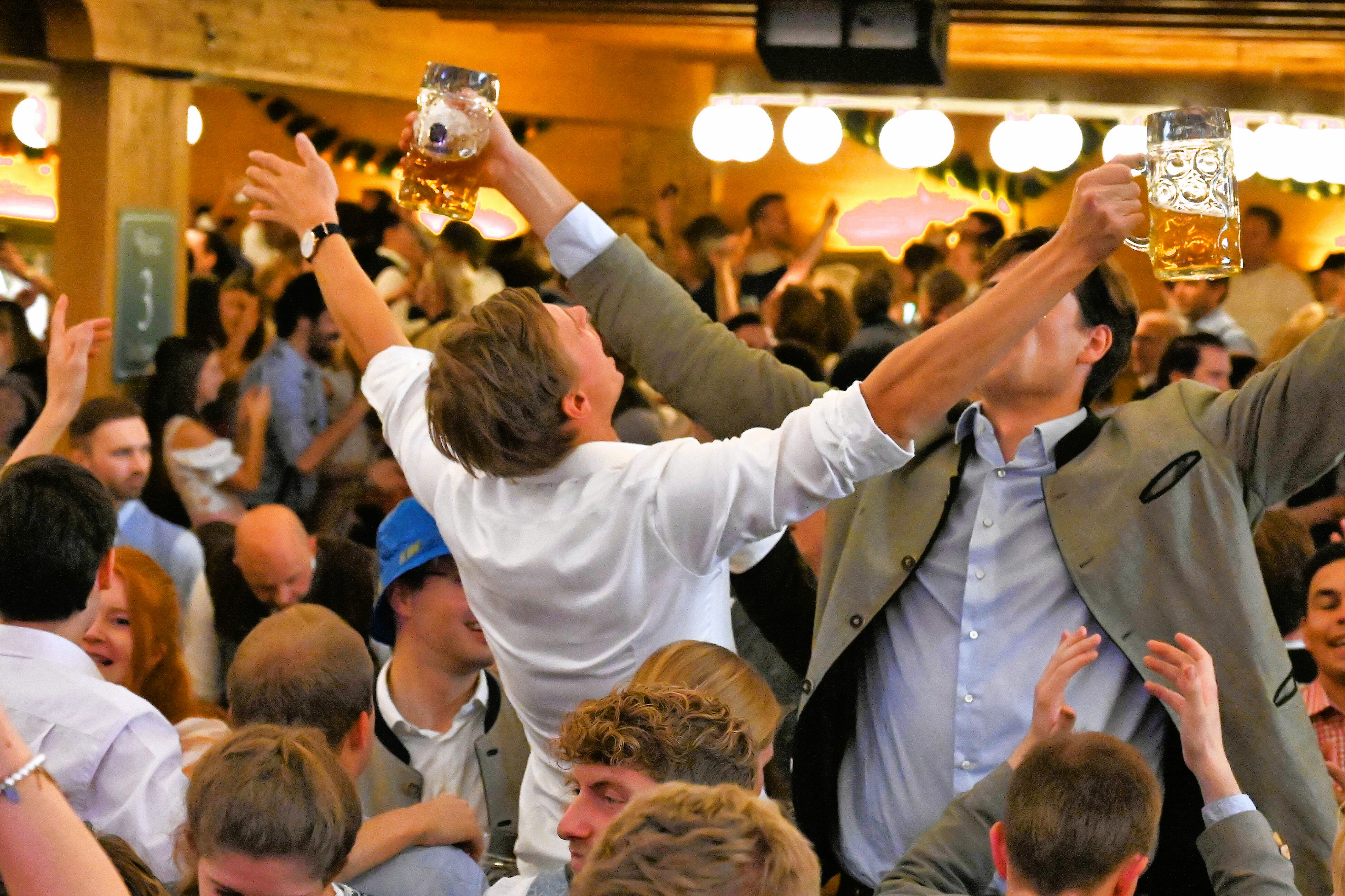 Chaos auf dem Oktoberfest in München - Gerissenes Oberleitungskabel legt wichtige Bahnstrecke lahm