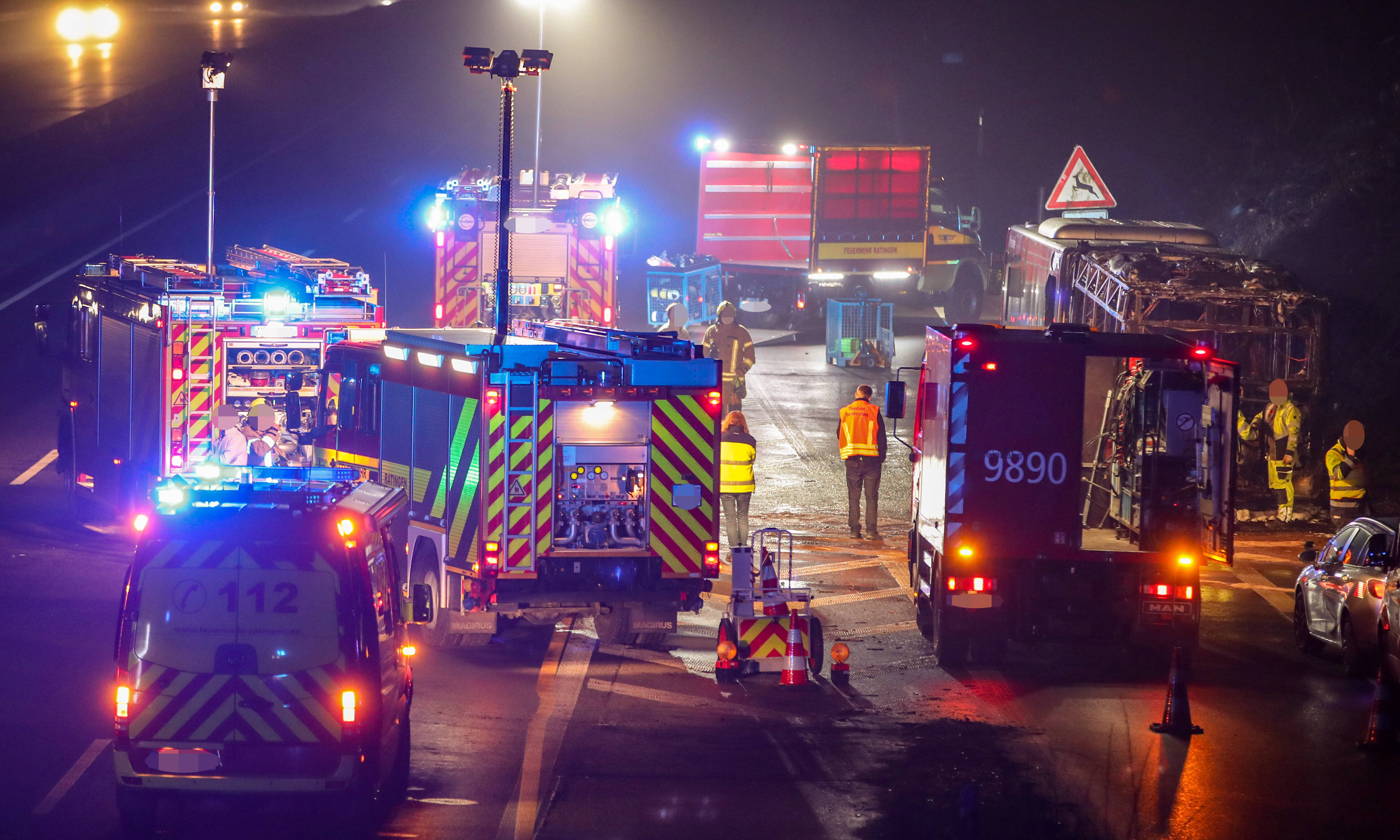 Vollsperrung! 8 Schwerverletzte - Schlimmer Crash auf der Autobahn