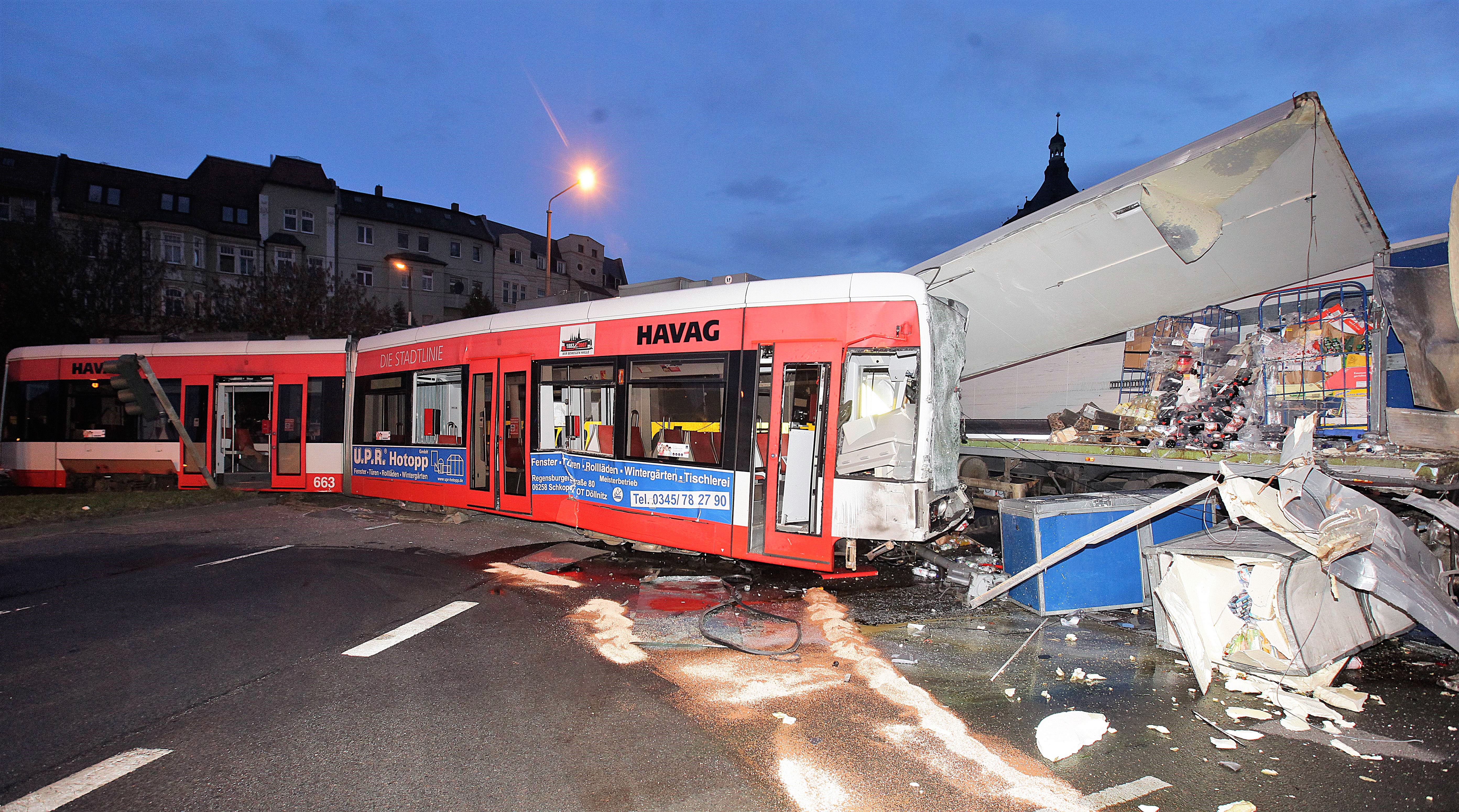 Schweres Bahnunglück! Straßenbahn erfasst Auto und reißt es meterweit mit sich! Fahrerin schwer verletzt