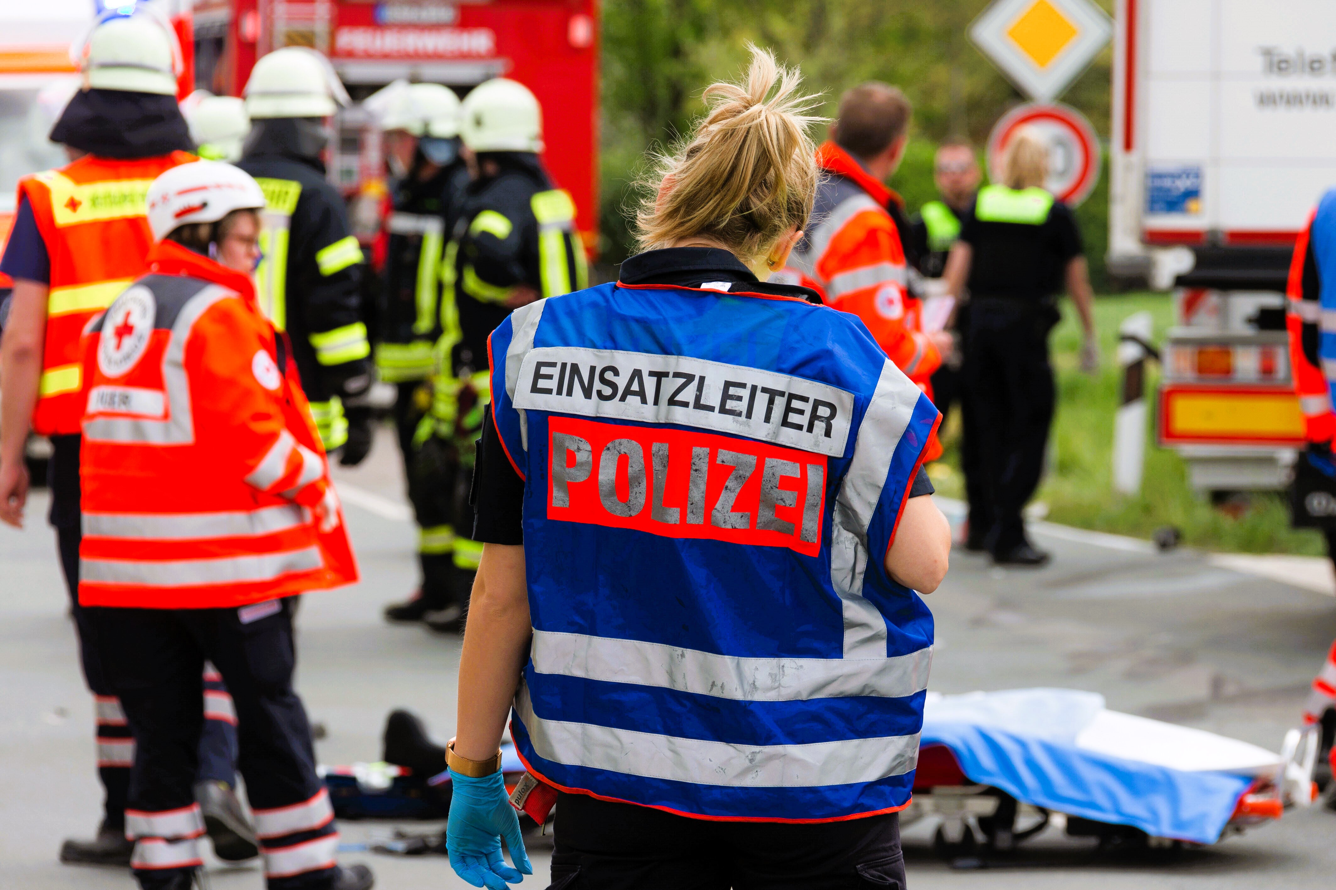 Lebensretter töten Menschen! Rettungswagen überfährt 21-jähriger Mann beim Überqueren einer Straße!