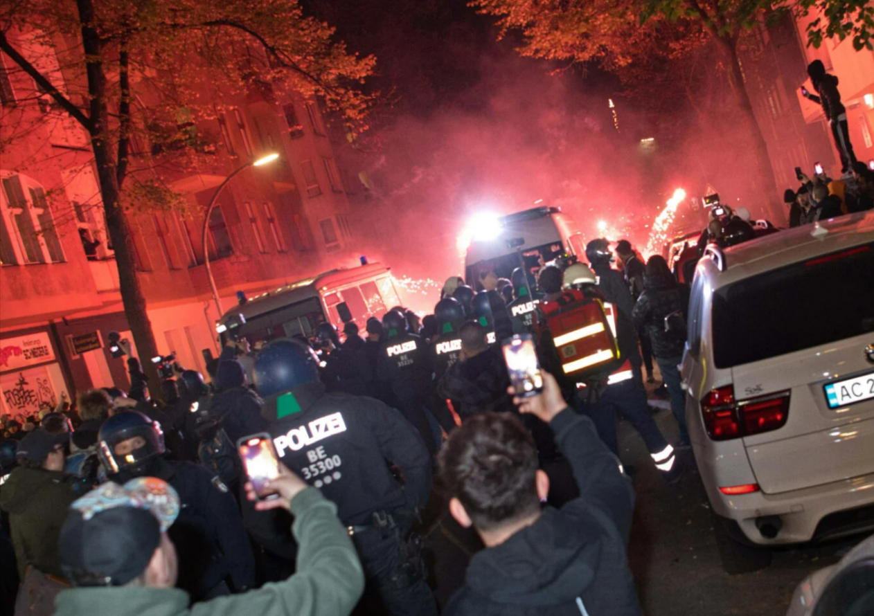 Hamas-Terror in Berlin! Juden-Hasser greifen die Polizei an! Chaos, Gewalt und brennende Reifen bei Eskalation