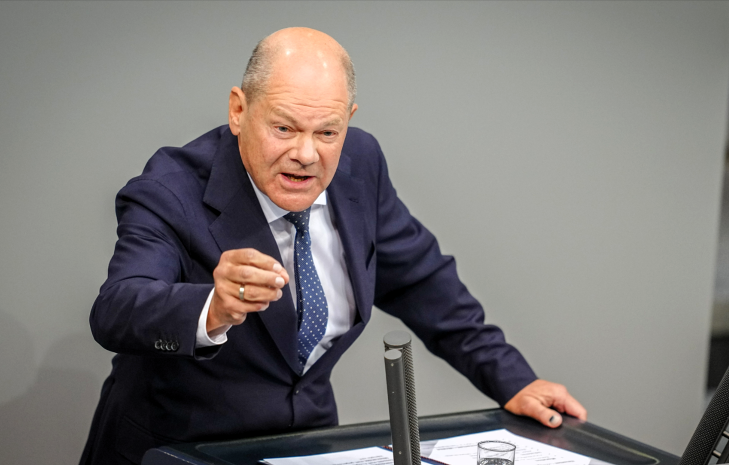 Eskalation im Bundestag - Kanzler Scholz stürmt ans Mikrofon! Israel-Debatte eskaliert 