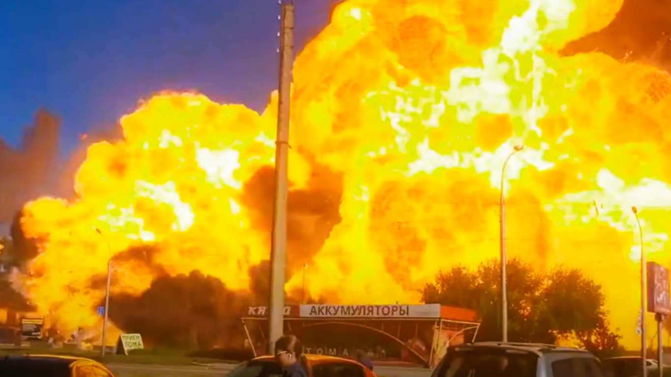 Tankstelle explodiert - mindestens 4 Menschen tot, darunter 2 Kinder! Mysteriöser Feuerball - Hier das Video