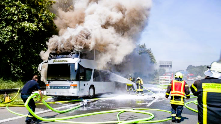 Reisebus verunglückt auf Autobahn! Horrorcrash auf der Autobahn - Reisebus kracht in Stauende