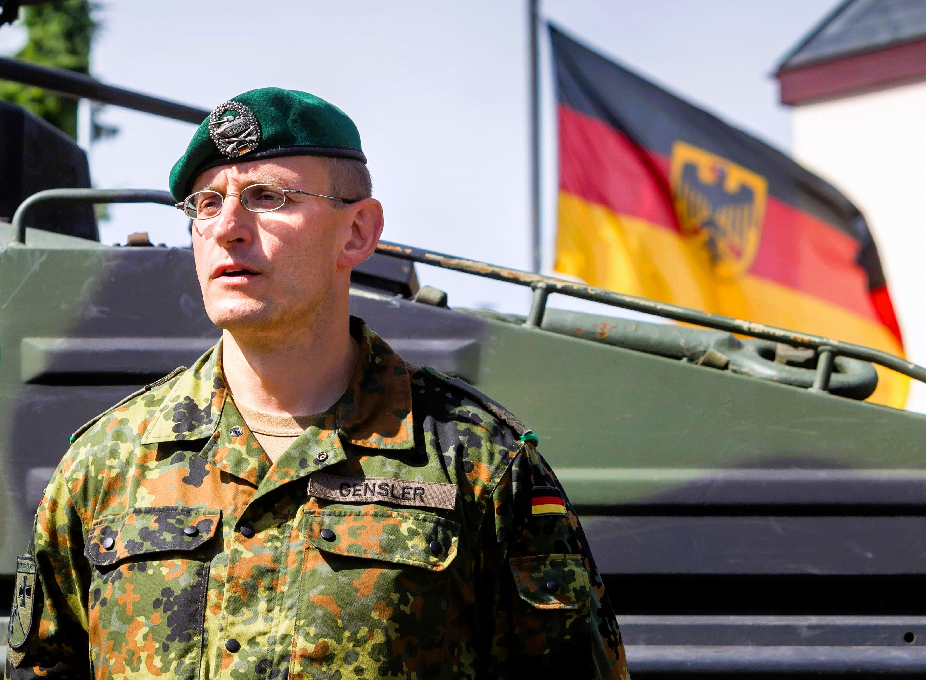 Feldjäger verhaften Russen auf Bundeswehrgelände - Hat Putin ihn zum Spionieren geschickt?