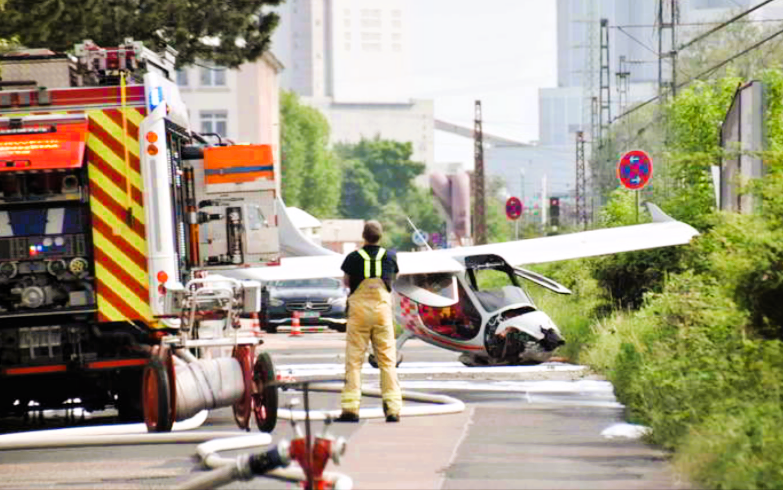 Flugzeug stürzt in Wohnviertel - Pilot tot, Anwohner entkommen knapp dem Desaster!