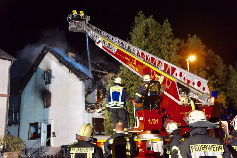 Haus in Bayern explodiert! 1 Person vermisst - Mehrere Pferde durch umherfliegende Trümmer verletzt