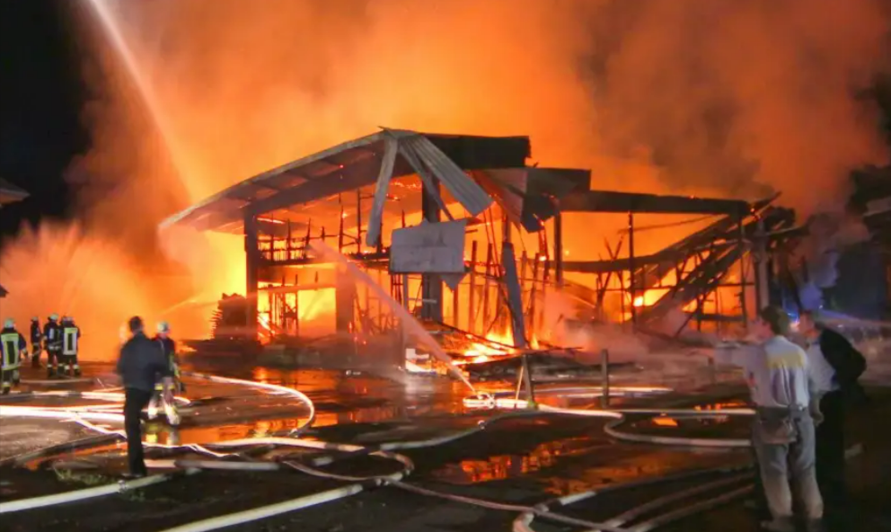 Eilmeldung! Giftiger Großbrand - Feuerwehr warnt: "Schließen Sie Türen und Fenster"! Explosionsgefahr