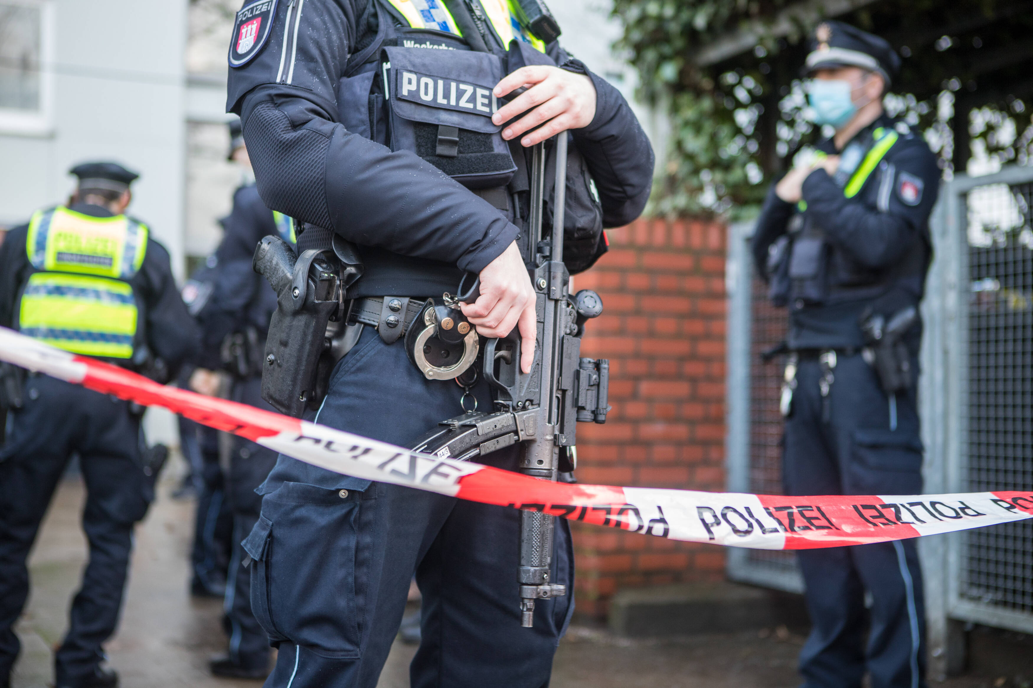 SEK stürmt Problem-Hochhaus in Duisburg! SEK-Drama im 'Weißen Riesen': Ex-Mann mit Waffe löst Großeinsatz aus!