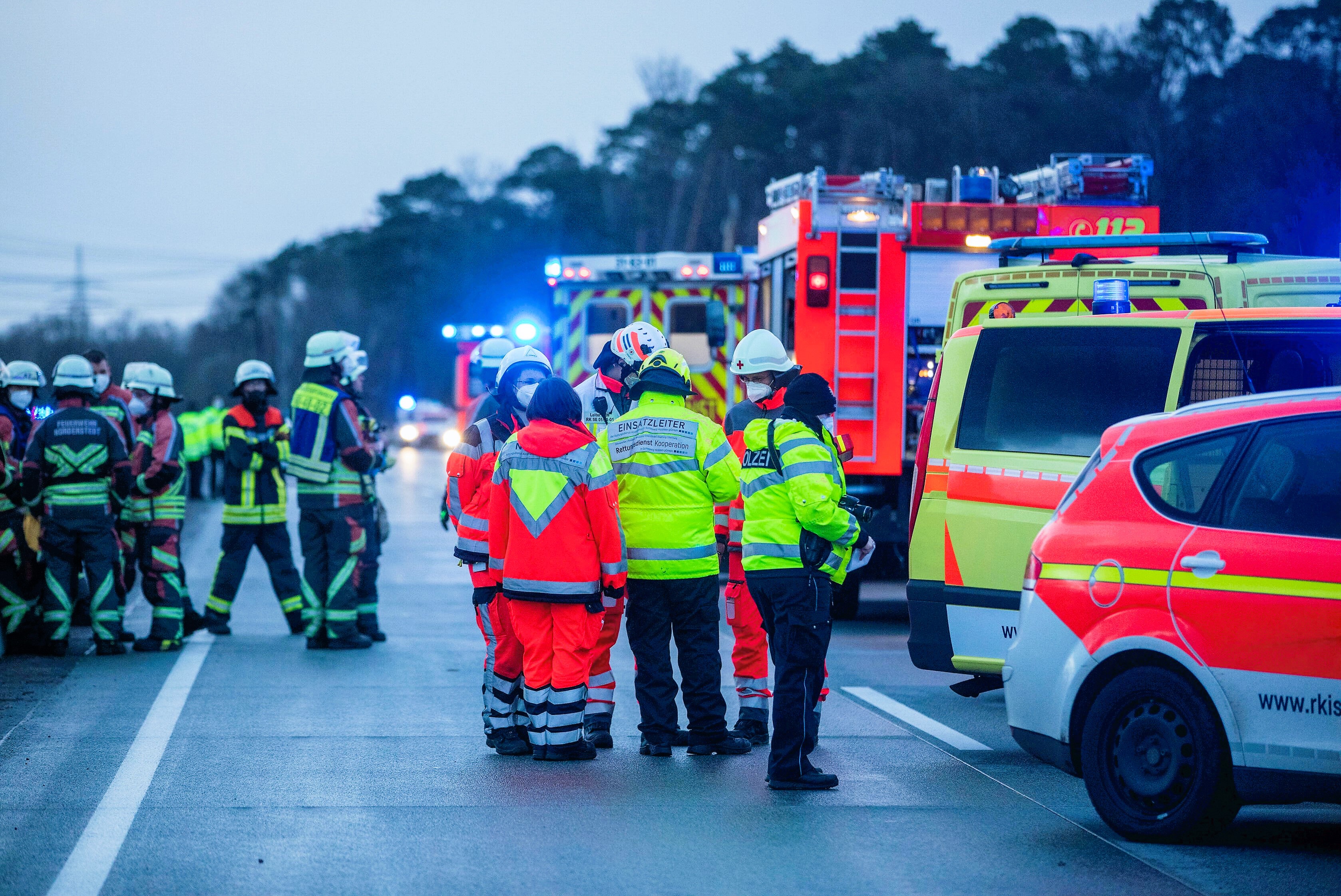 Elf Verletzte nach Horror-Kollision mit Wohnmobil und Kleinbus! Die Straße gleicht einem Trümmerfeld