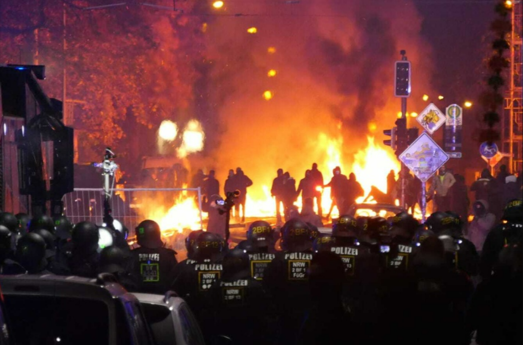 Polizist schwer verletzt! Pro-Palästina Demonstranten brechen Beamten die Rippen - furchtbare Bilder