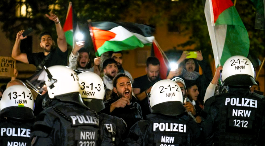 Hamas-Pöbel versucht das KaDeWe in Berlin zu stürmen! Polizei sperrt Kaufhaus - Ausschreitung bei Demo von Israel-Hassern