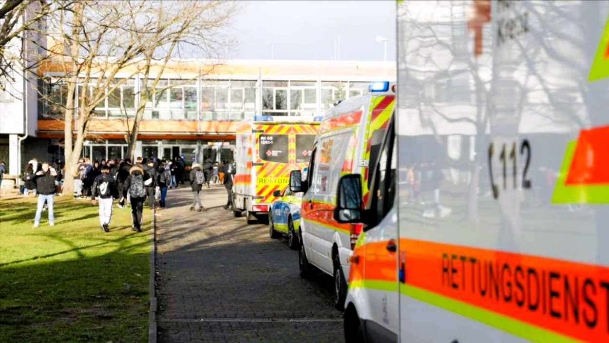 Mann mit Waffe an Schule gemeldet! Polizeieinsatz läuft - Anwohner meldeten Mann mit Waffe