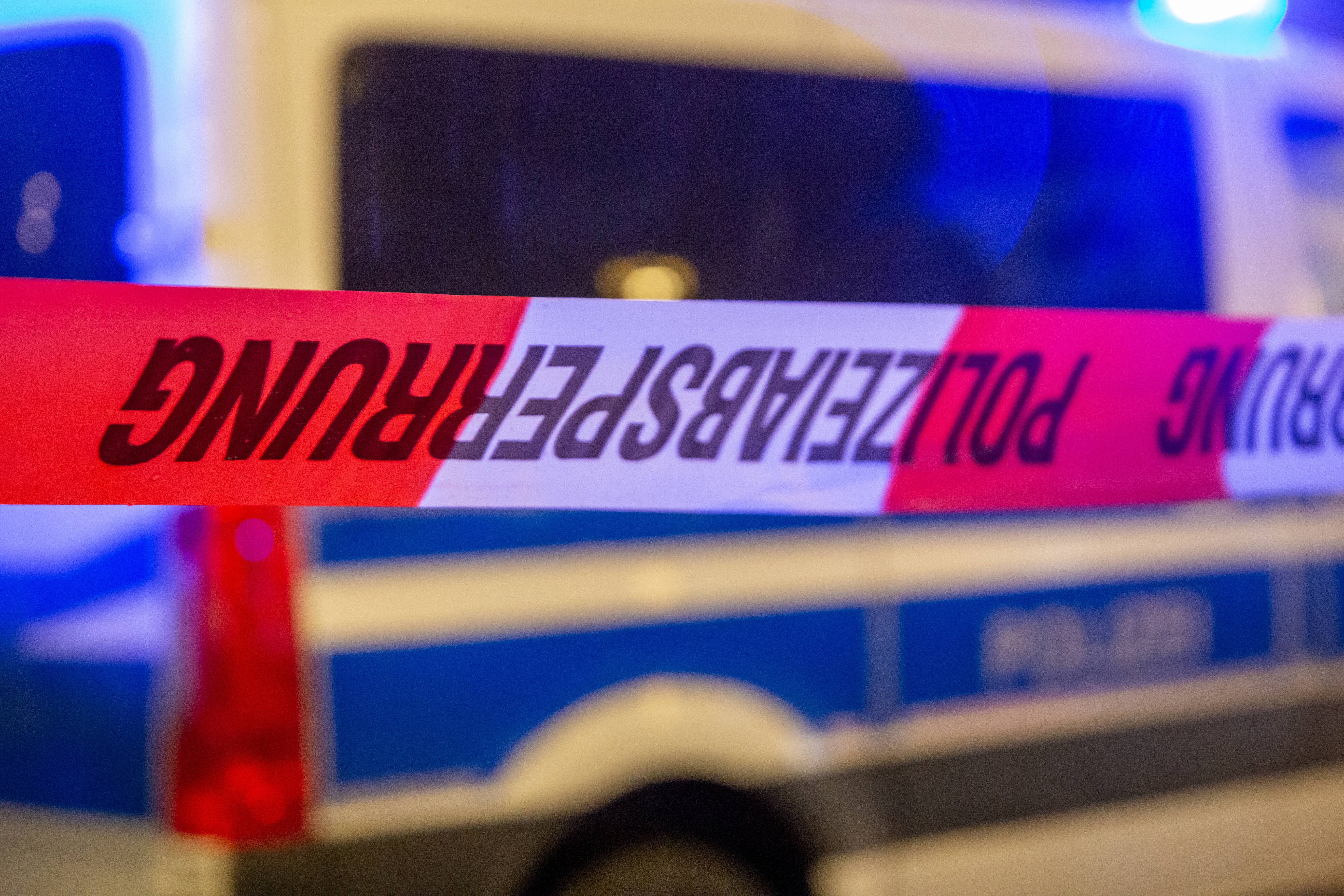 Frau überfährt ihren Ex mit dem Auto! Streit eines Paares eskaliert