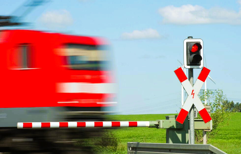 PKW rast in Zug trotz Warnsignalen! Unfassbares Drama an unbeschranktem Bahnübergang!