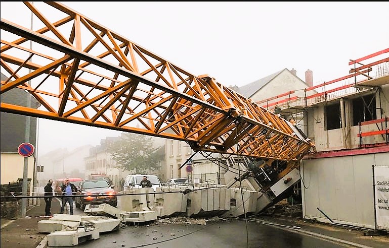 Baukran stürzt auf Arbeiter - tot! Tödlicher Unfall auf einer Baustelle