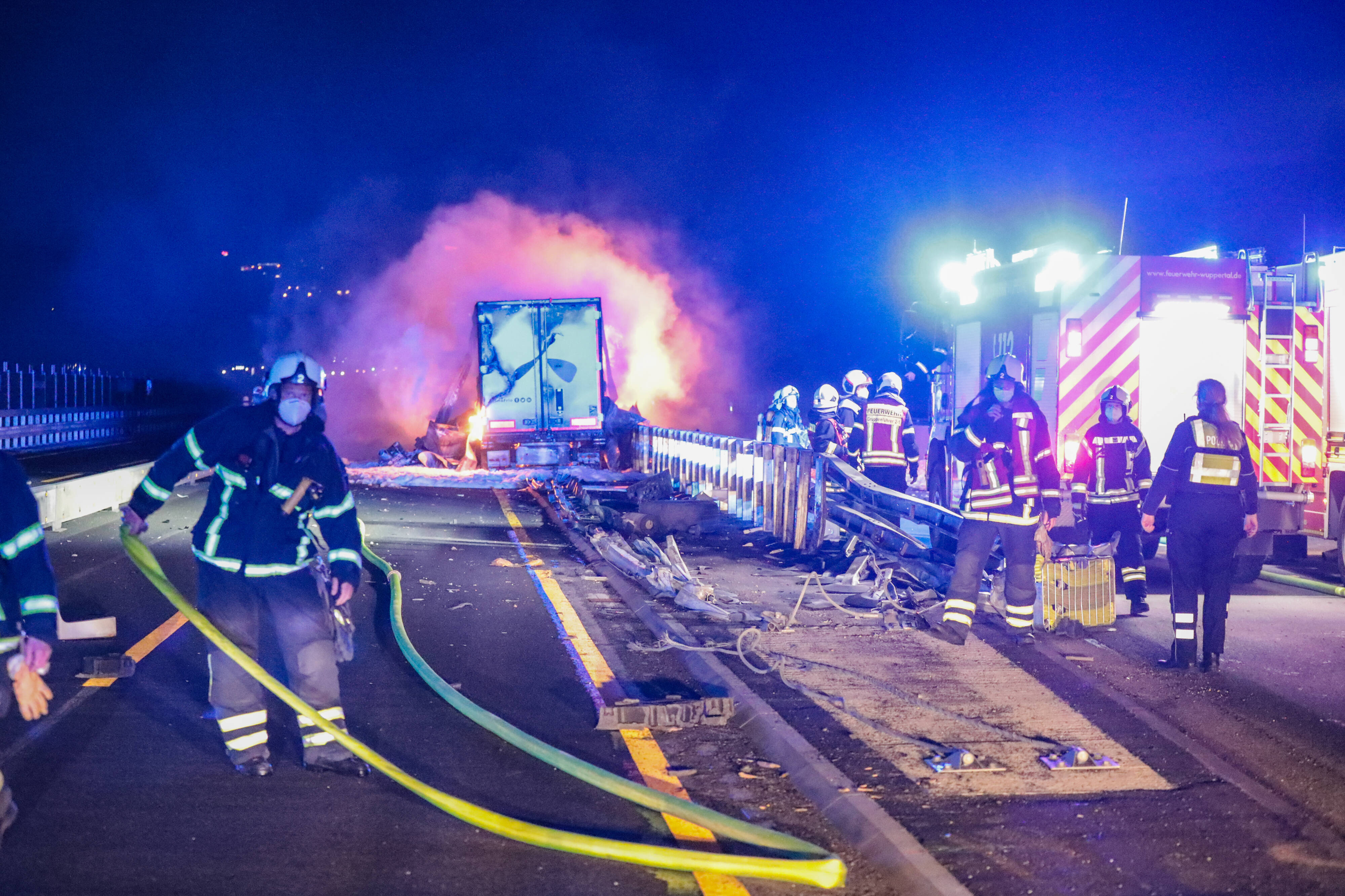 Feuer auf der Autobahn! Vollsperrung: Spektakulärer Autobahn-Crash: 19 Tonnen Ladung in Flammen