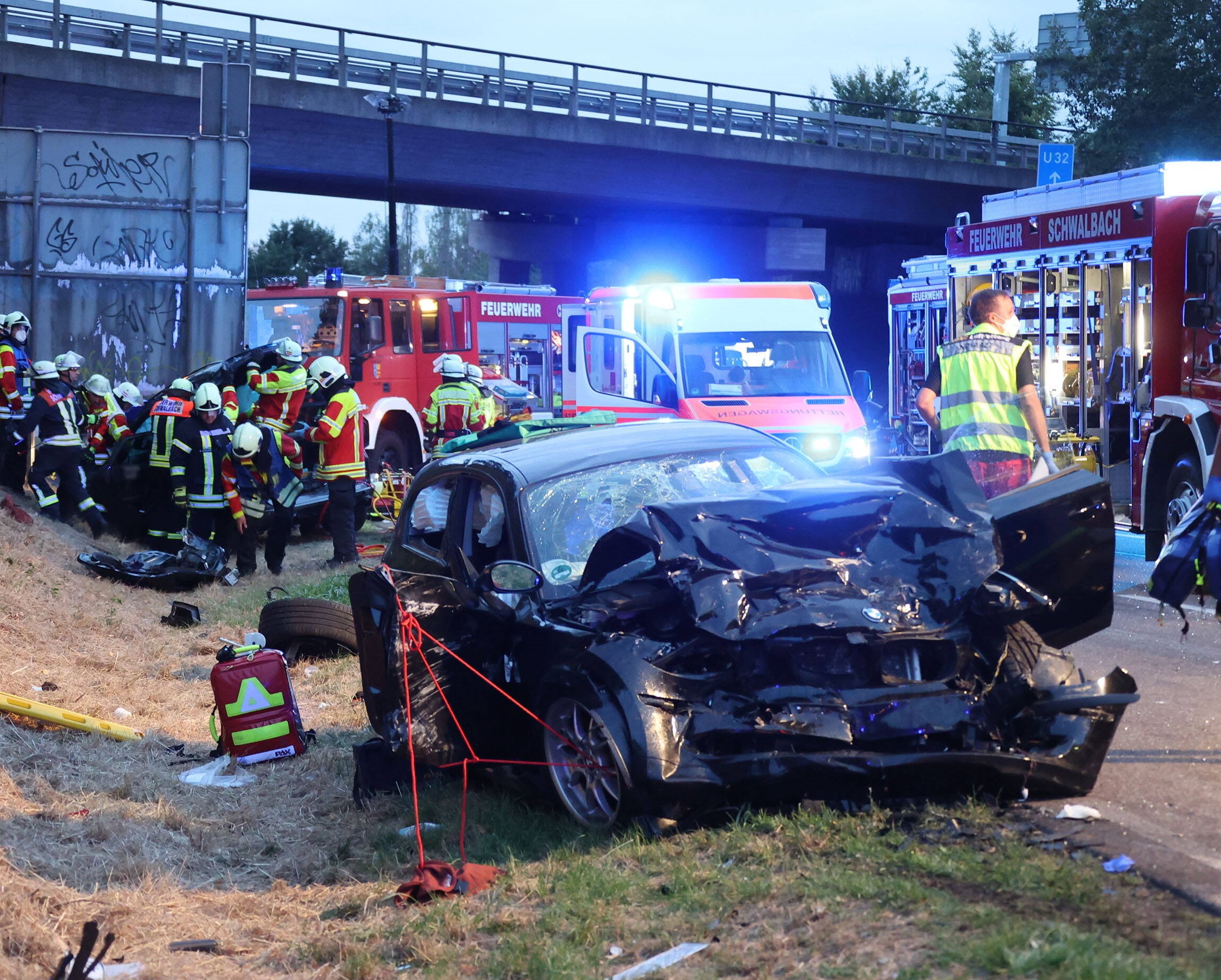 Horror-Crash: 6 Tote nach frontaler Kollision, Auto geht in Flammen auf!