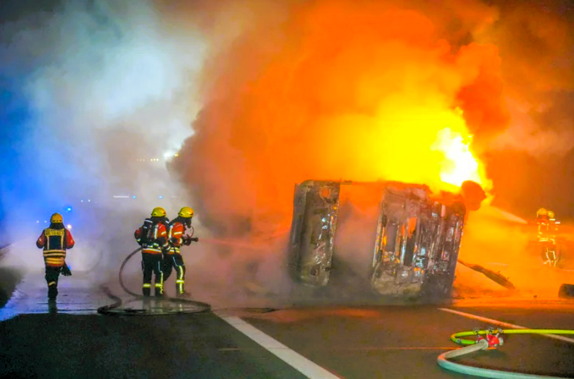 Vollsperrung! LKW überschlägt sich auf der Autobahn - Fahrer tödlich verletzt