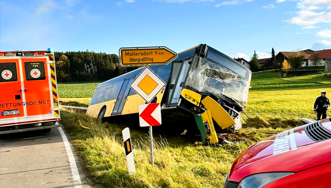 Tödlicher Schulbus-Unfall! PKW-Fahrerin erliegt ihren Verletzungen