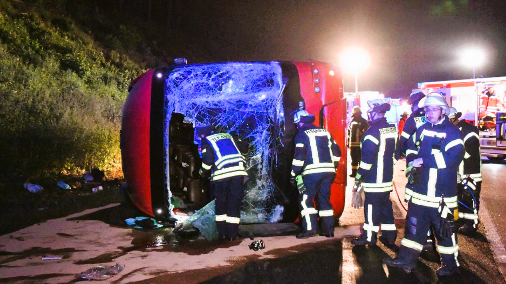 Linienbus-Unglück! Bus gerät in Straßengraben und kippt um