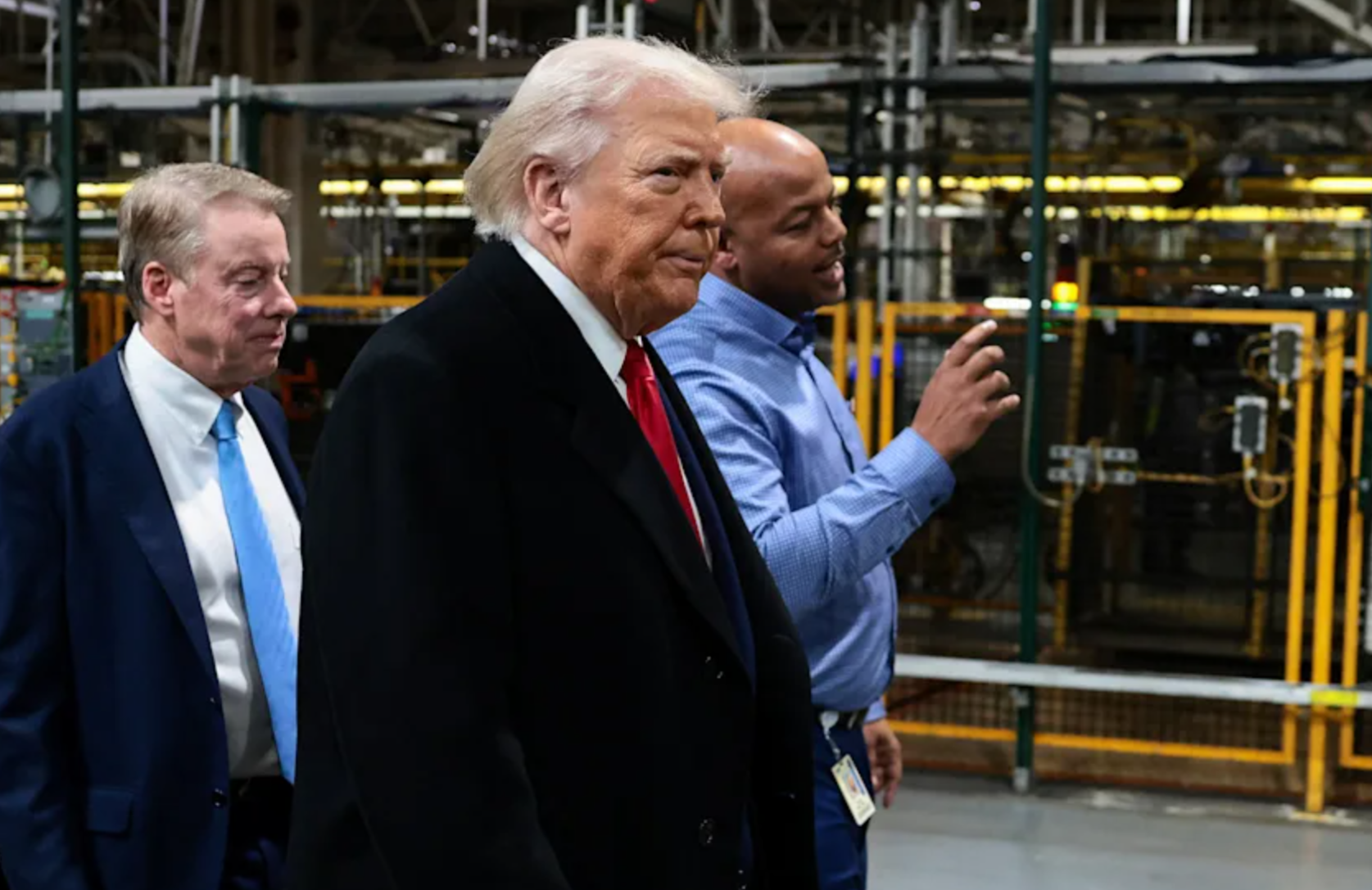 Scandale à l'usine Ford lors de la visite de Trump : Insulte un ouvrier et lui montre son majeur!