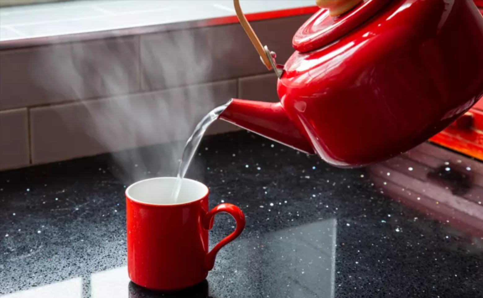 Astuce de vie? La vérité sur ce qui se passe lorsque vous buvez de l'eau chaude en tant que 'hack de santé' devient virale