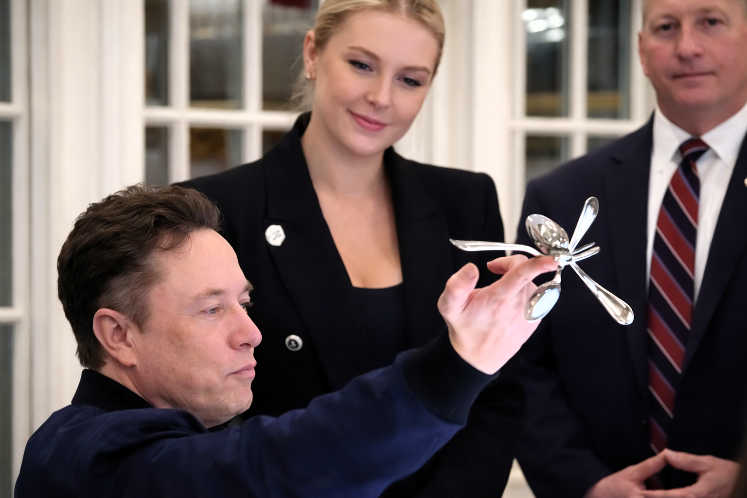 Elon Musk explique ce qu'il faisait après l'émergence d'images bizarres d'un dîner avec Donald Trump