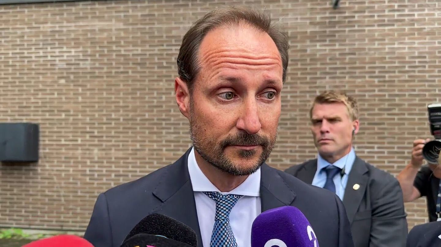 Lorsque le prince héritier Haakon apparaît pour la première fois devant la caméra, le changement est indéniable !