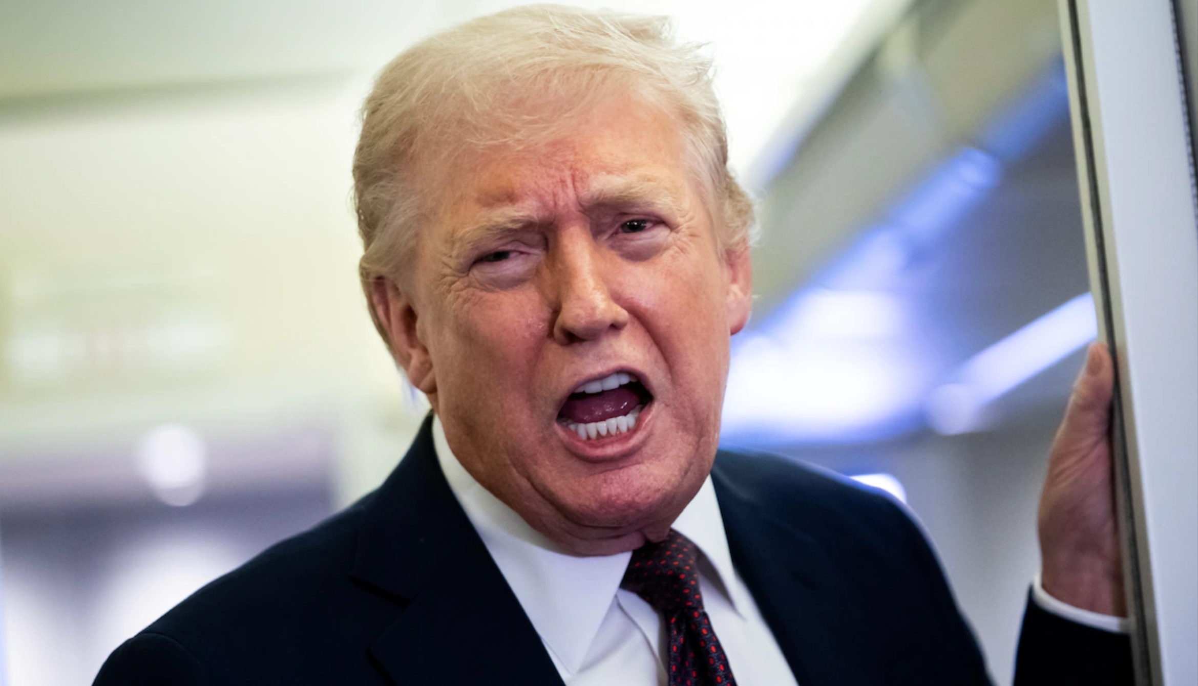 Scandale à l'usine Ford pendant la visite de Trump : il insulte un ouvrier et lui fait un doigt d'honneur !