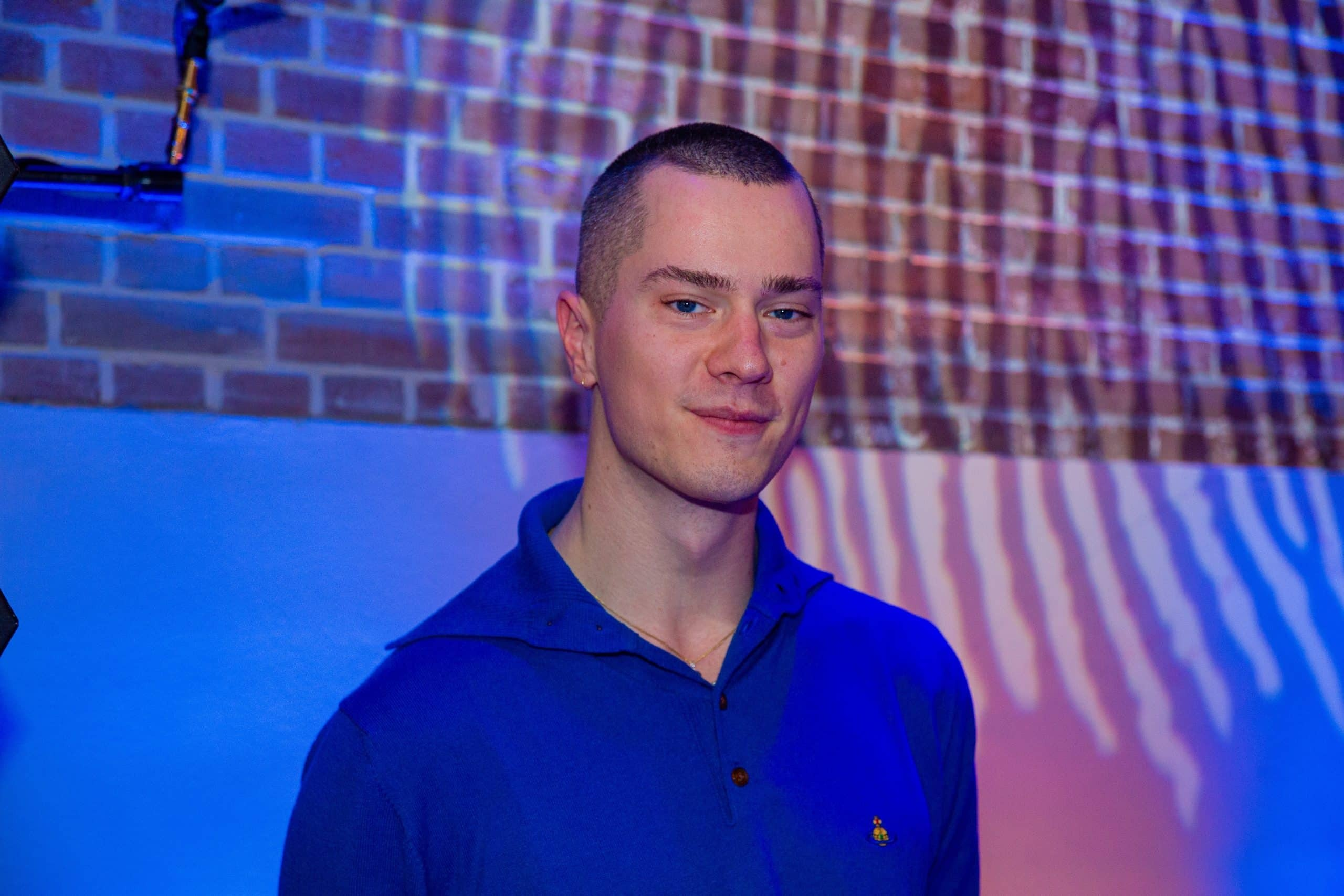 Stijn de Vries breekt zijn stilte: van geheime jeugd tot scherpe repliek in podcast