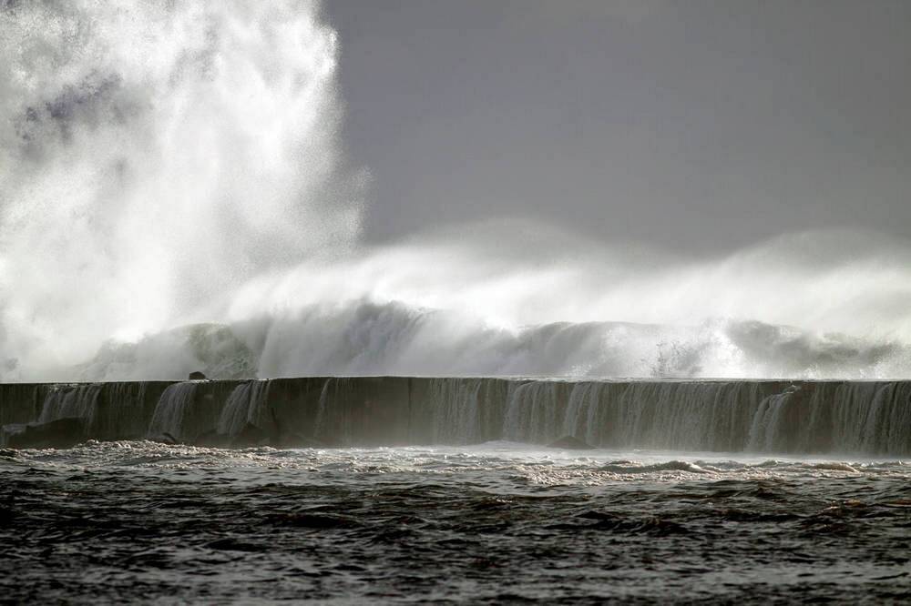 Massive Welle zieht Touristen ins Meer! Tragische Szenen auf spanischer Urlaubsinsel