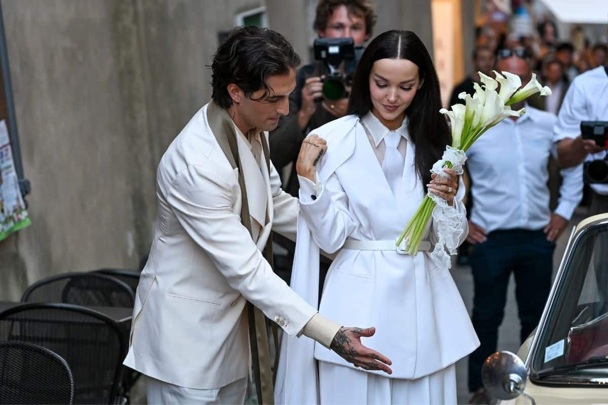 Damiano David en Dove Cameron trouwen in Toscane: intieme ceremonie en vintage aankomst