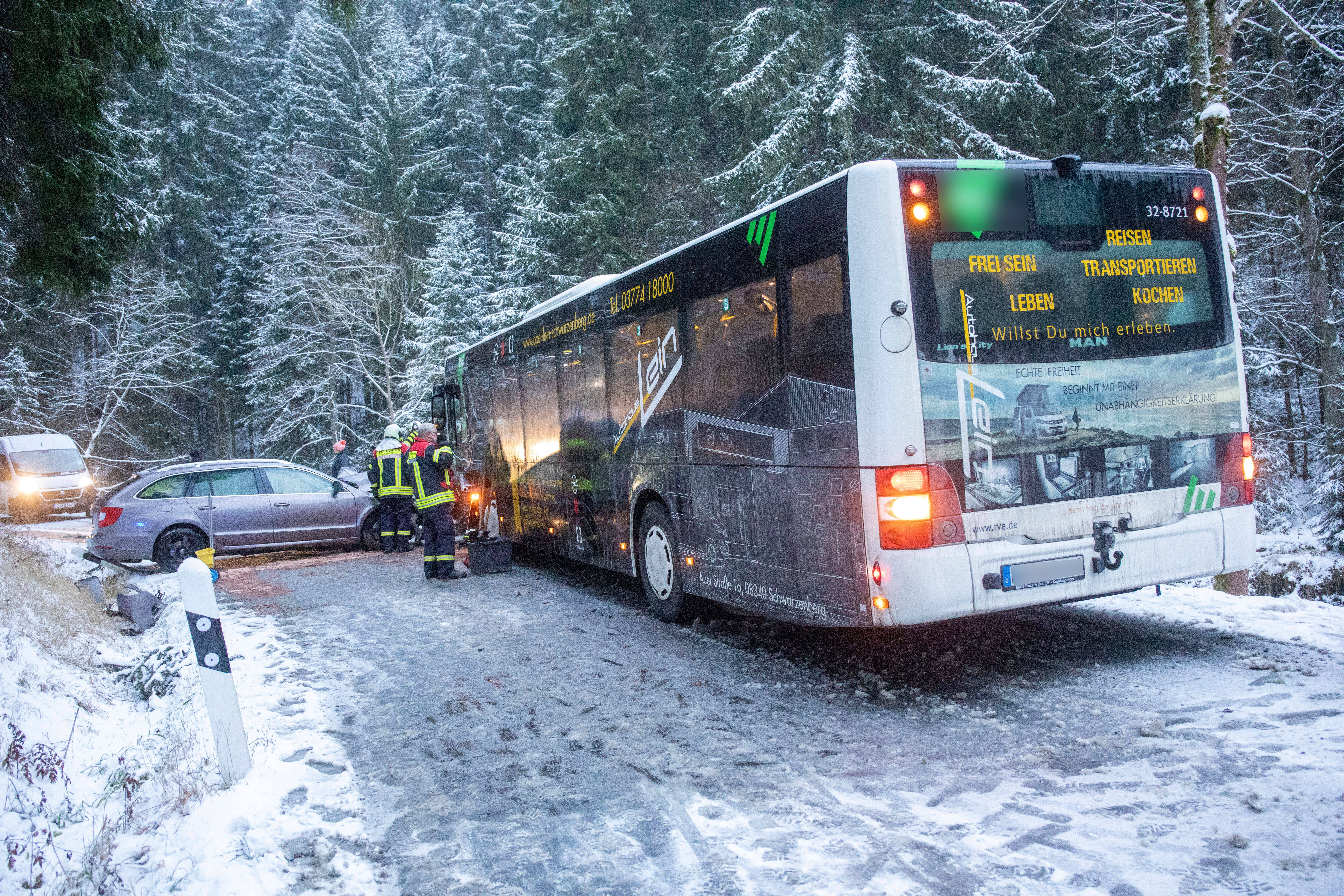 Auto rast in Linienbus! 21 Menschen verletzt - viele Kinder darunter!