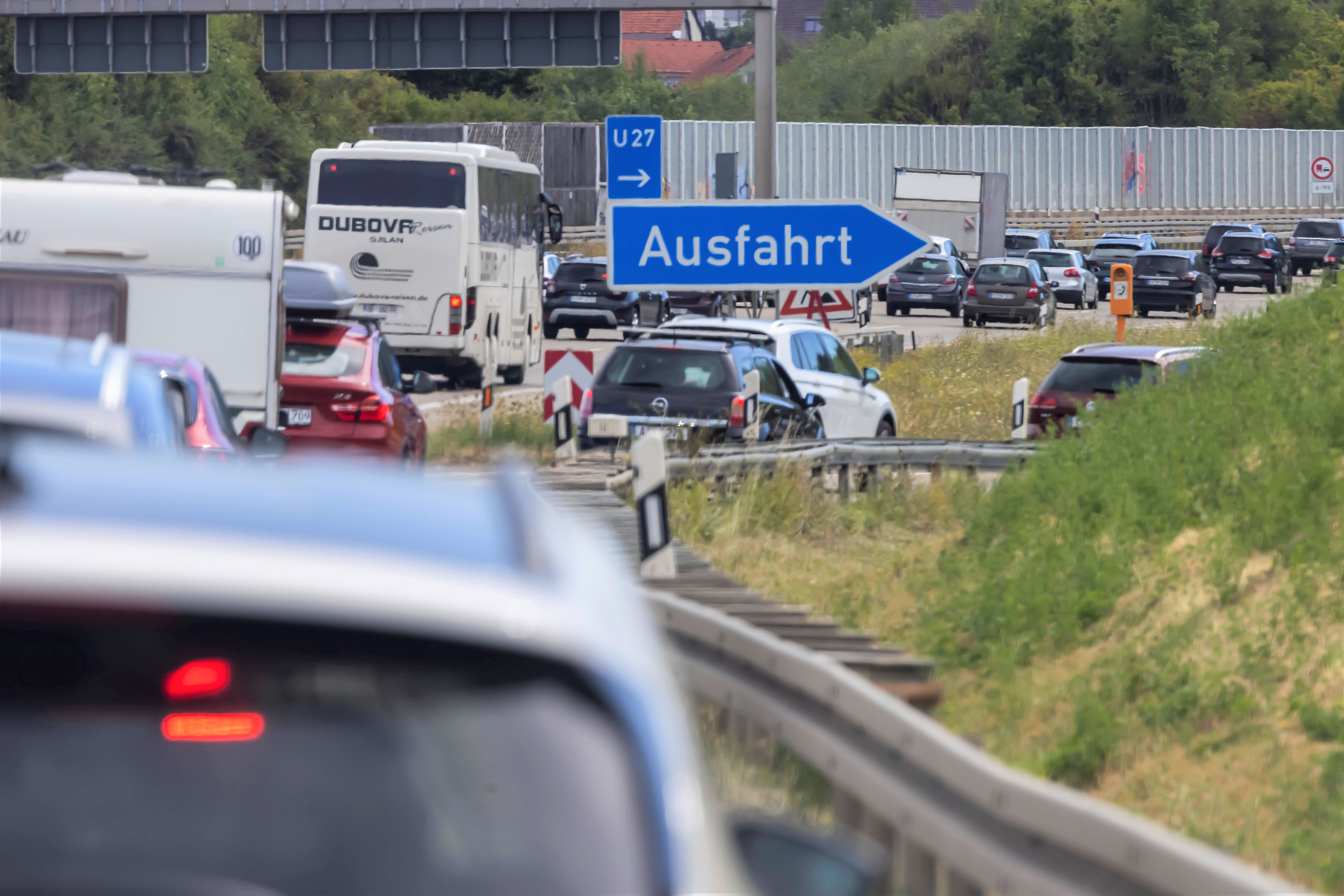Tragischer Unfall auf der Autobahn - Motorradfahrer rast in Stauende und erliegt seinen Verletzungen
