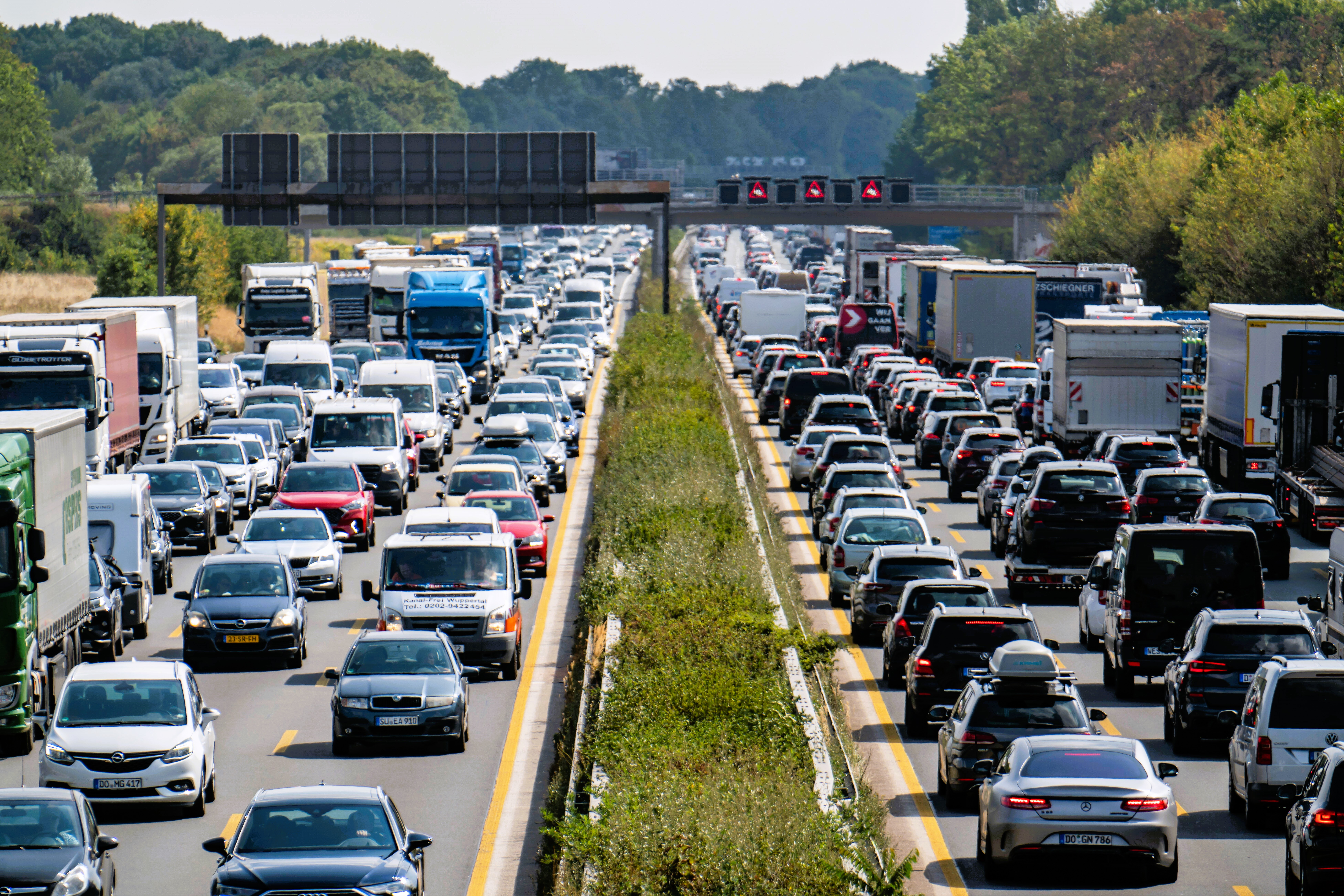 Klimakleber blockieren Autobahn und provozieren Unfall! Riesen Stau und entnervte Autofahrer! 