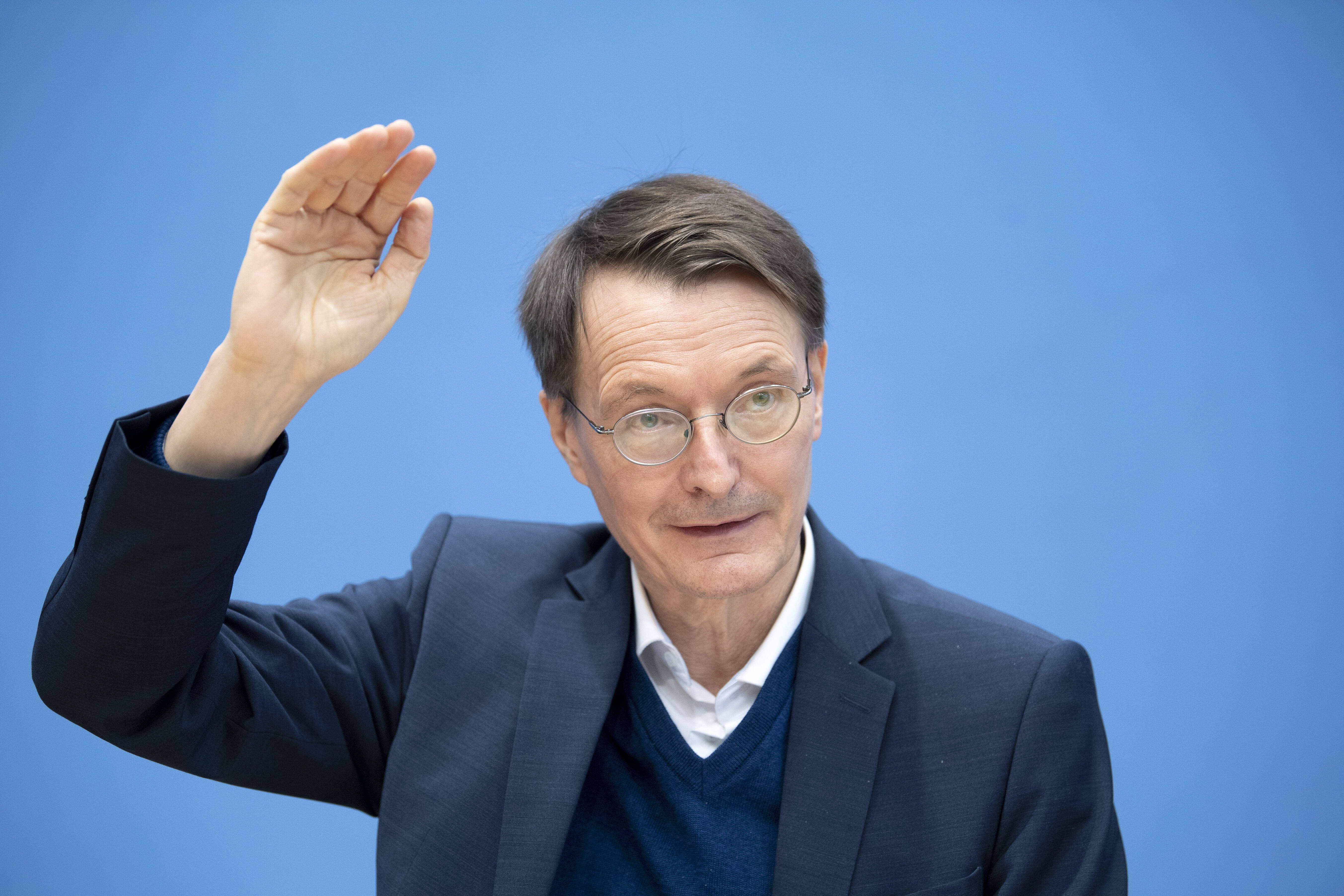 Skandal-Tweet von Lauterbach nach Silvester-Krawallen - Lauterbach will Chaoten Wohnungen kündigen!