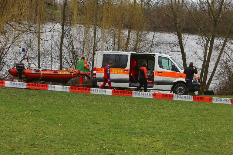 Hamburg: Angler zieht Tüte mit Leichenteilen aus dem Wasser! Schrecklicher Fang am Kanal!