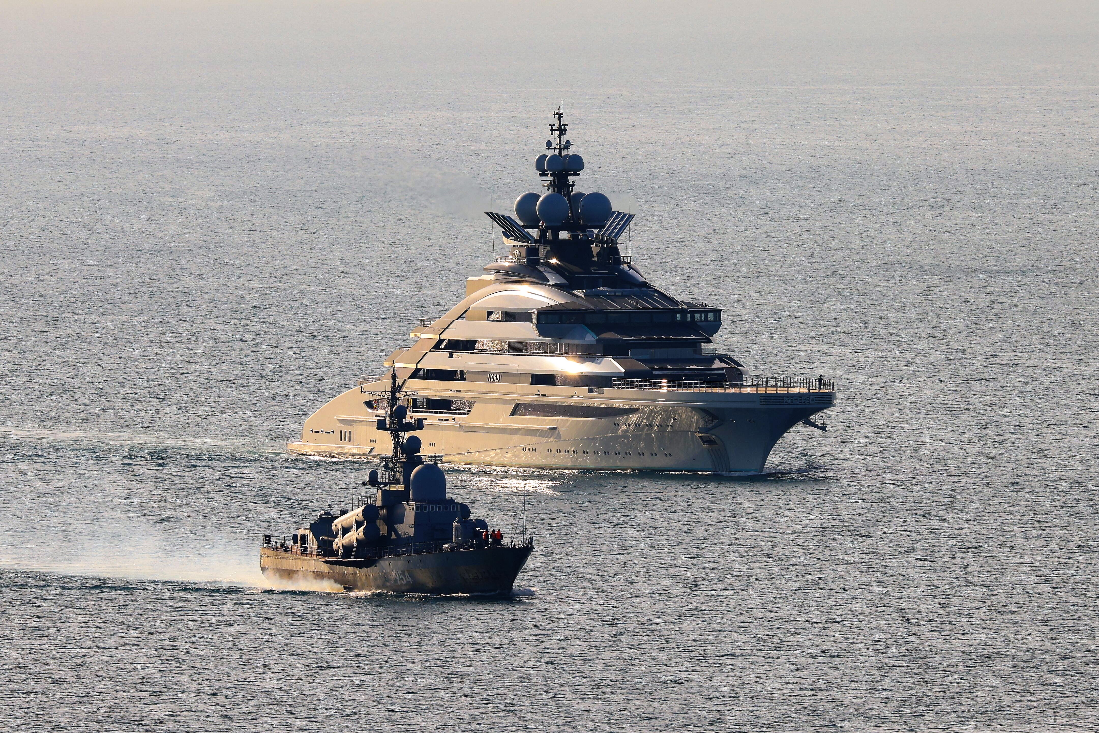 Russische Oligarchen-Yacht plötzlich aus Hafen verschwunden - trotz Beschlagnahmung!