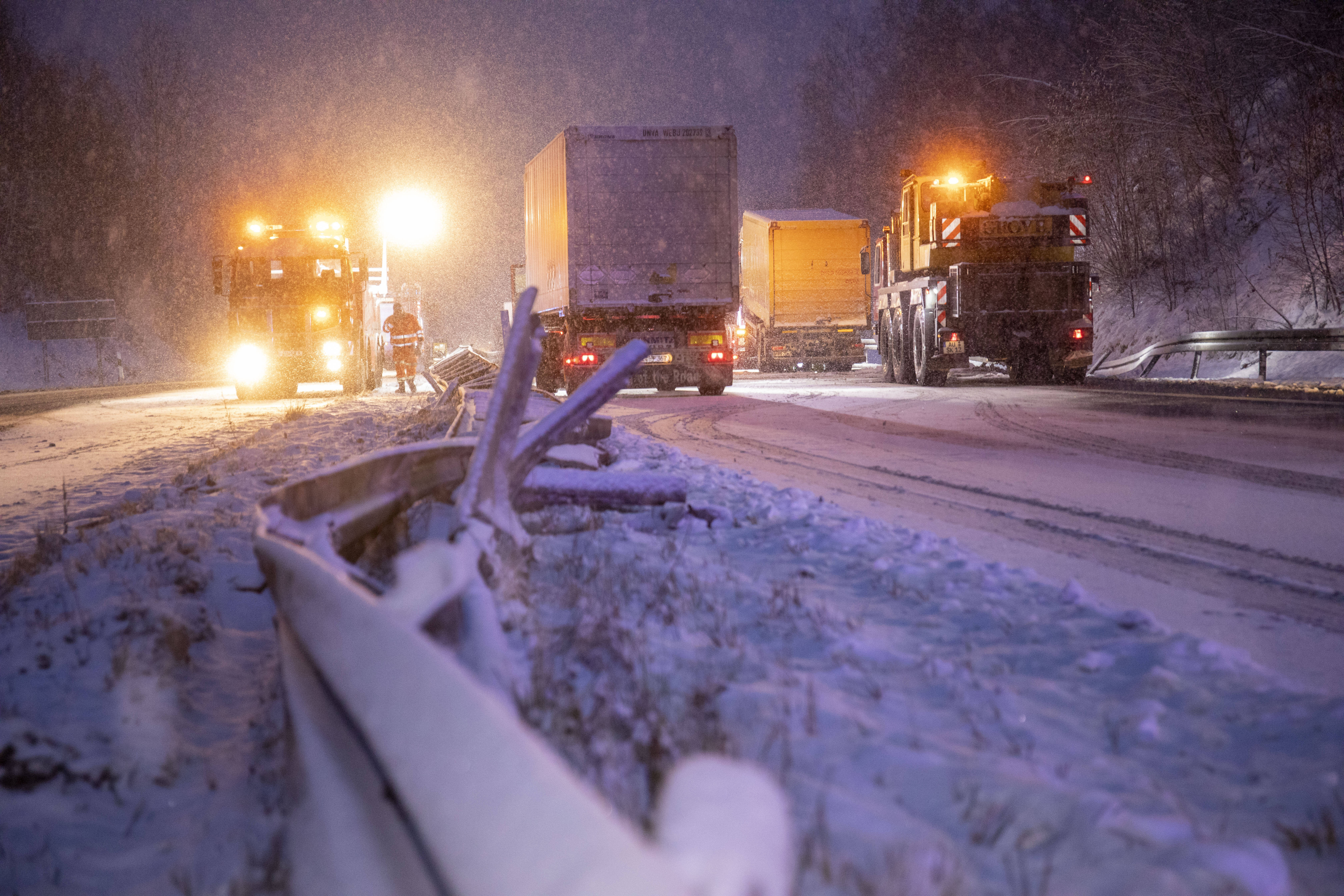 Chaos auf der Autobahn! Schnee führt zu vielen Unfällen - lange Staus