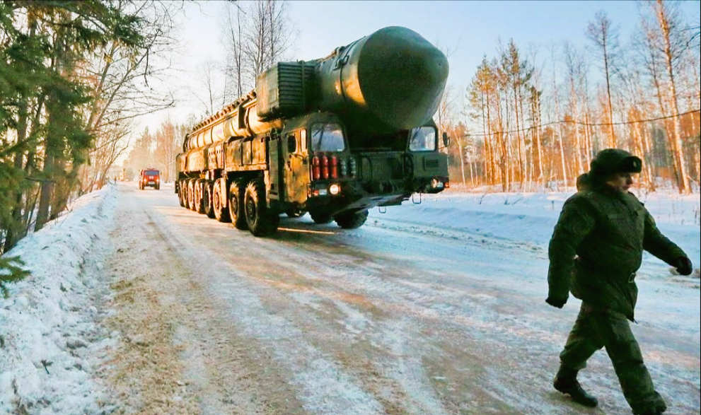 Medwedev droht dem versammelten Westen: "Eine nuklear Macht hat noch nie einen entscheidenden Krieg verloren"!