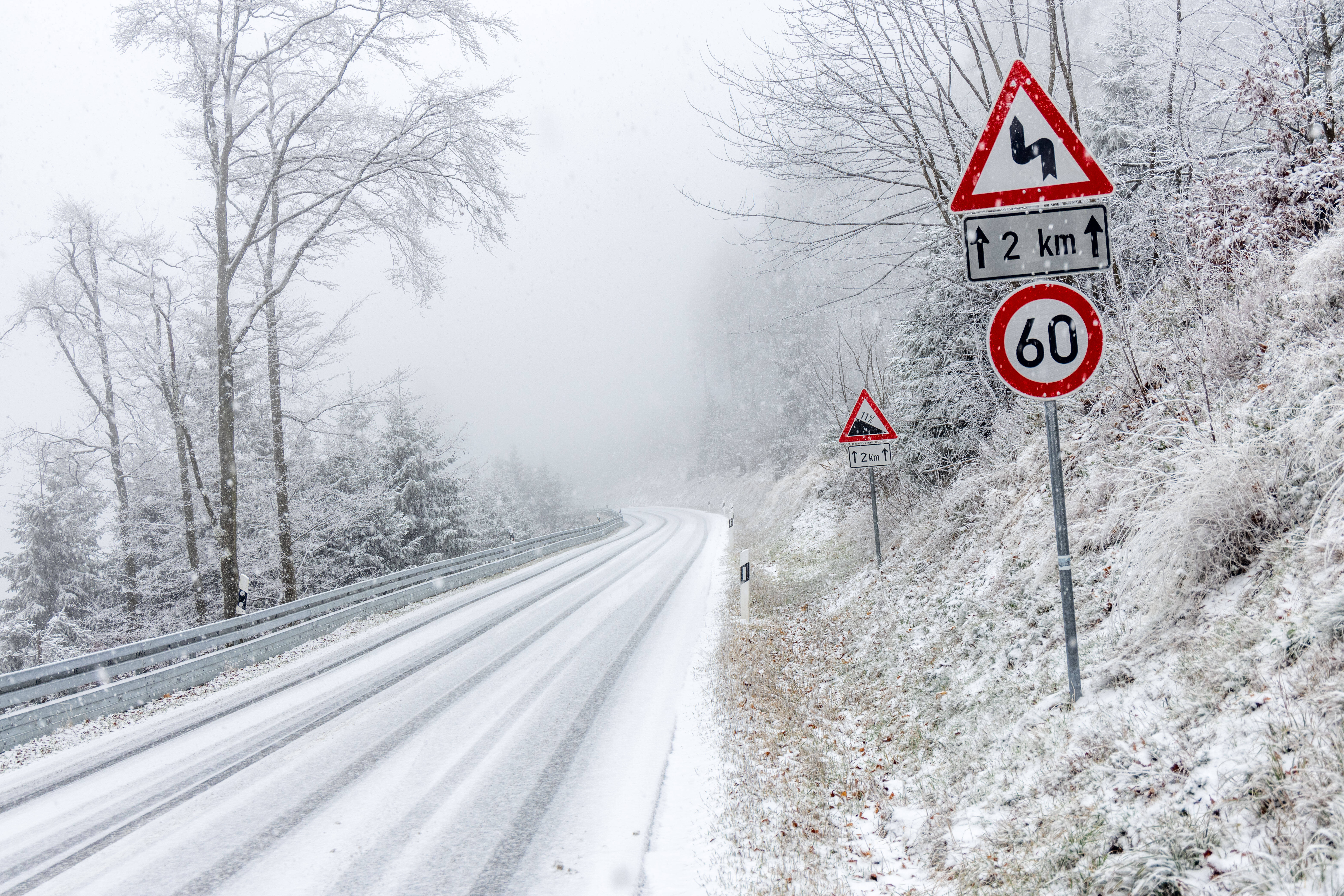 Schnee-Chaos! Wintereinbruch in Deutschland sorgt für Chaos auf den Straßen -Viele Unfälle durch Glätte