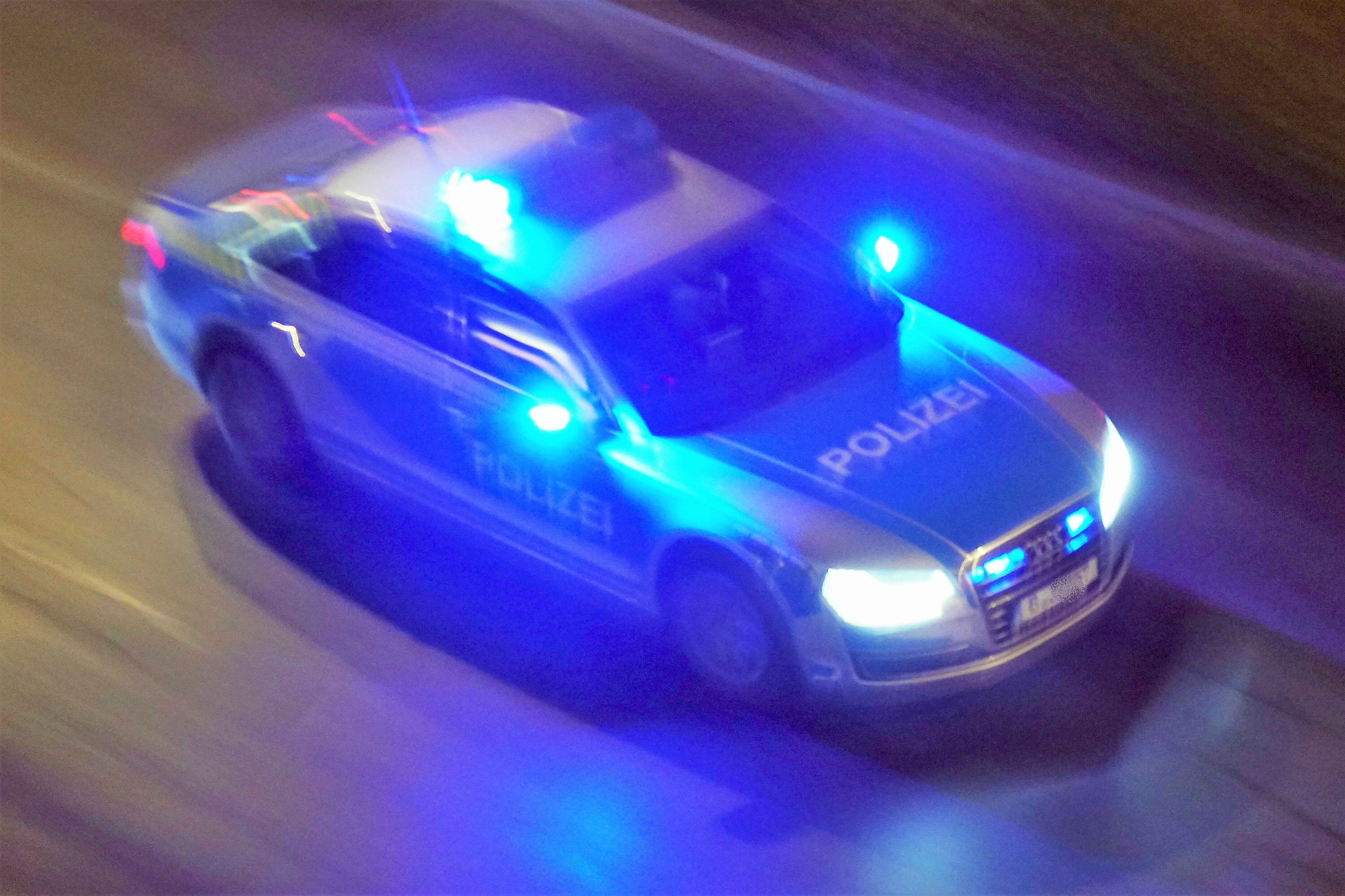 Deutschland - Irre Verfolgungsjagd ! – AMG-Mercedes hängt mehr als 40 Streifenwagen ab und flieht!