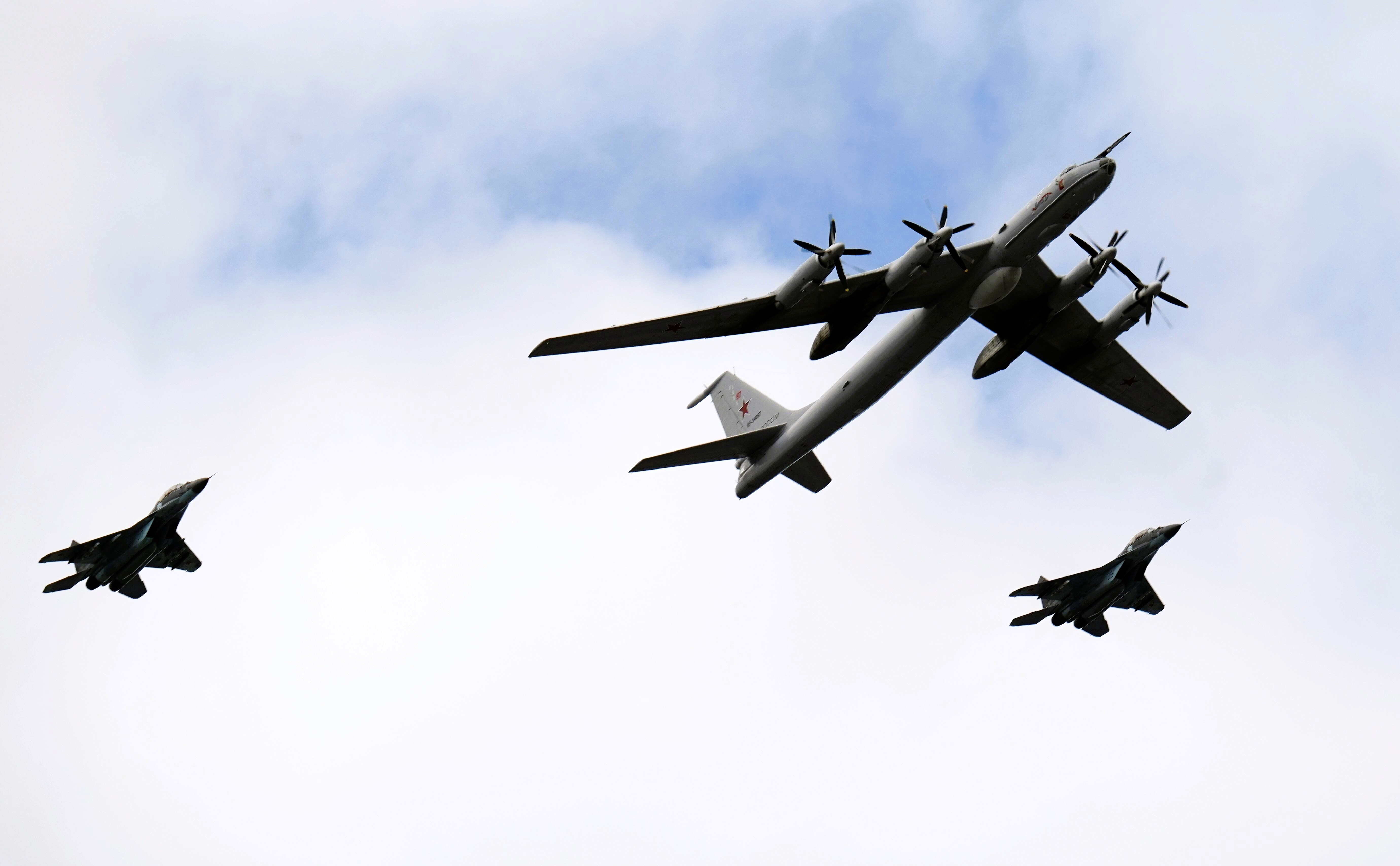 NATO-Bomber fliegt auf Putins Heimatstadt St. Petersburg zu! Alarm bei russischer Luftabwehr!