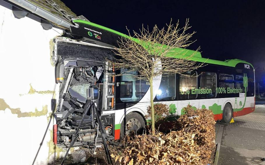 NRW: Bus kracht in Wohnhaus – 3 Personen schwer verletzt, Gebäude ist einsturzgefährdet!